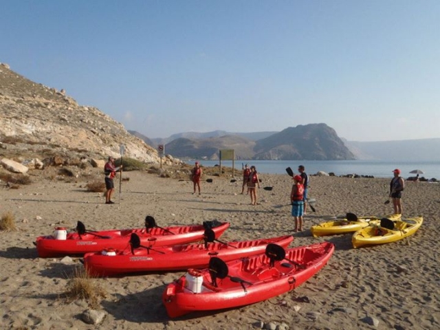 kayaks preparados en la orilla
